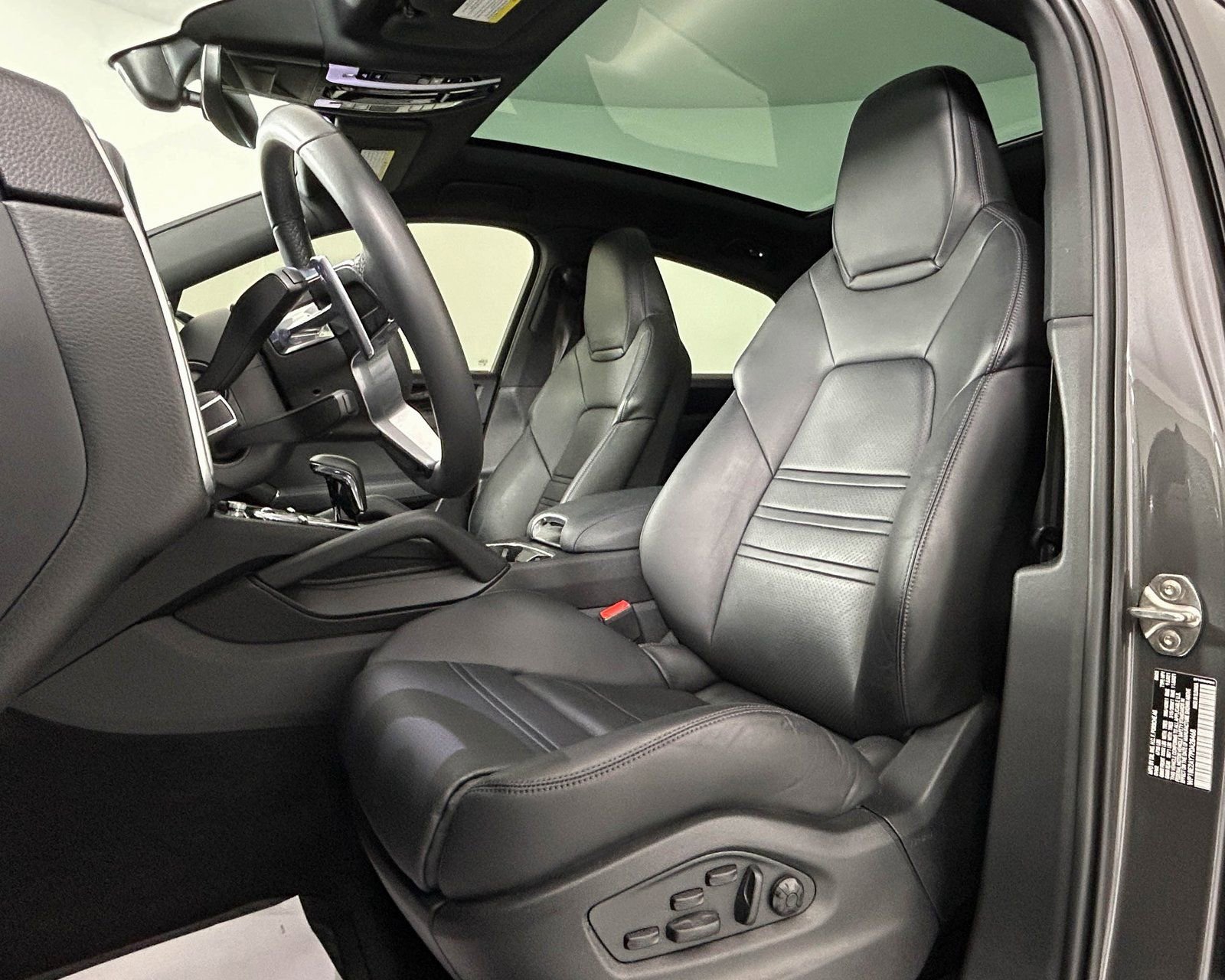 Used 2023 Porsche Cayenne Coupe image 5