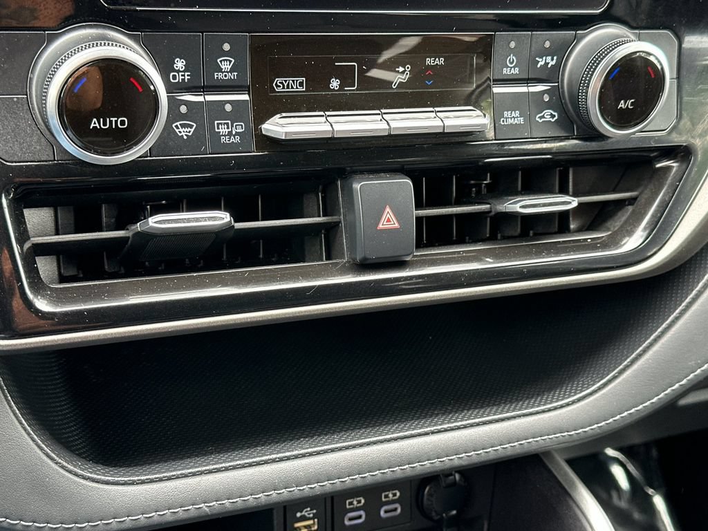 Used 2023 Toyota Highlander LE AWD/4WD image 19
