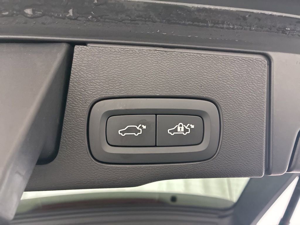 Used 2025 Volvo XC60 B5 Plus image 7