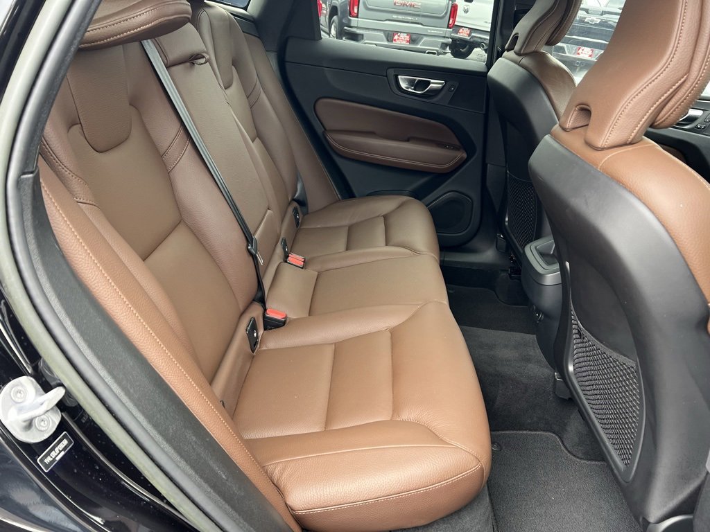 Used 2023 Volvo XC60 B5 Plus image 24