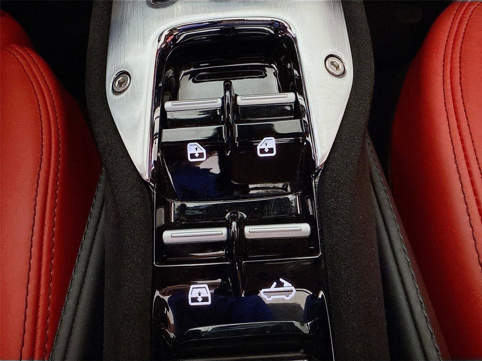 Used 2022 Ferrari SF90 Spider image 22