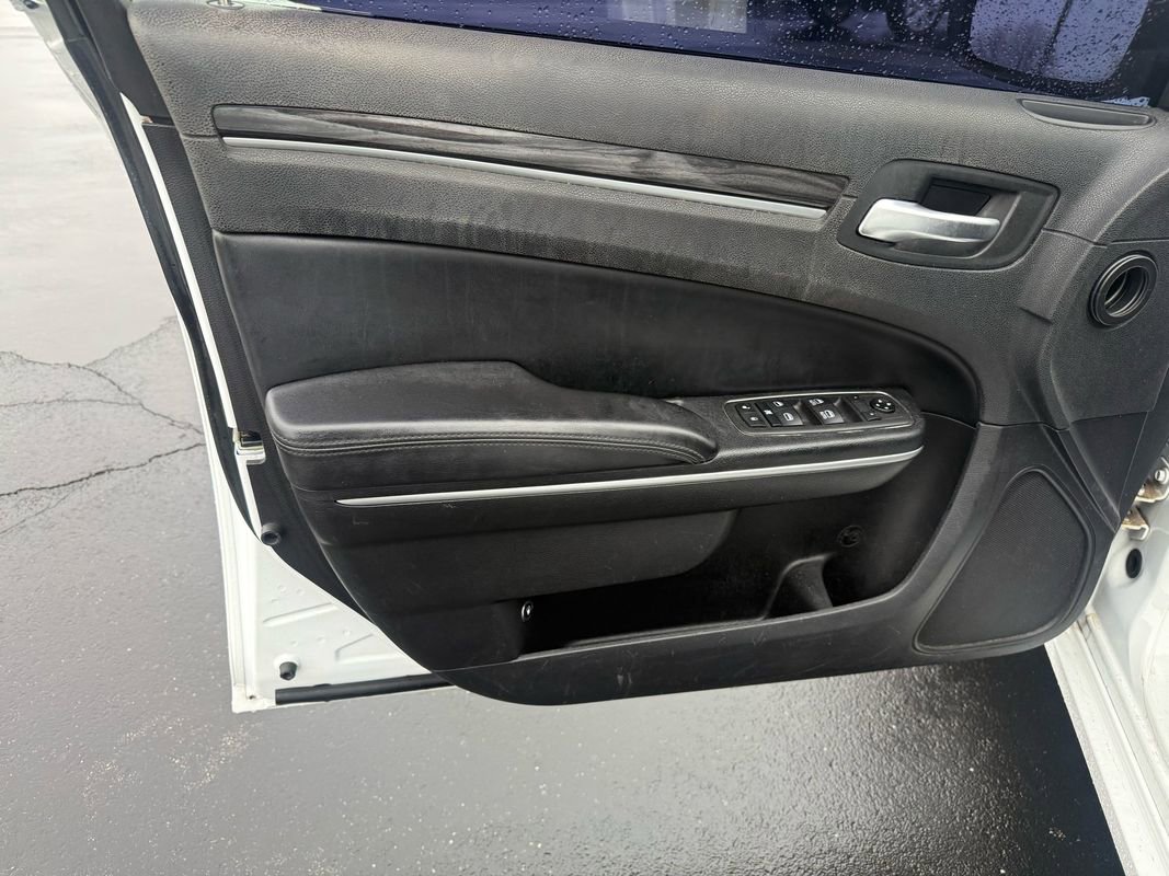 Used 2019 Chrysler 300 Touring w/ Chrome Appearance Package image 10