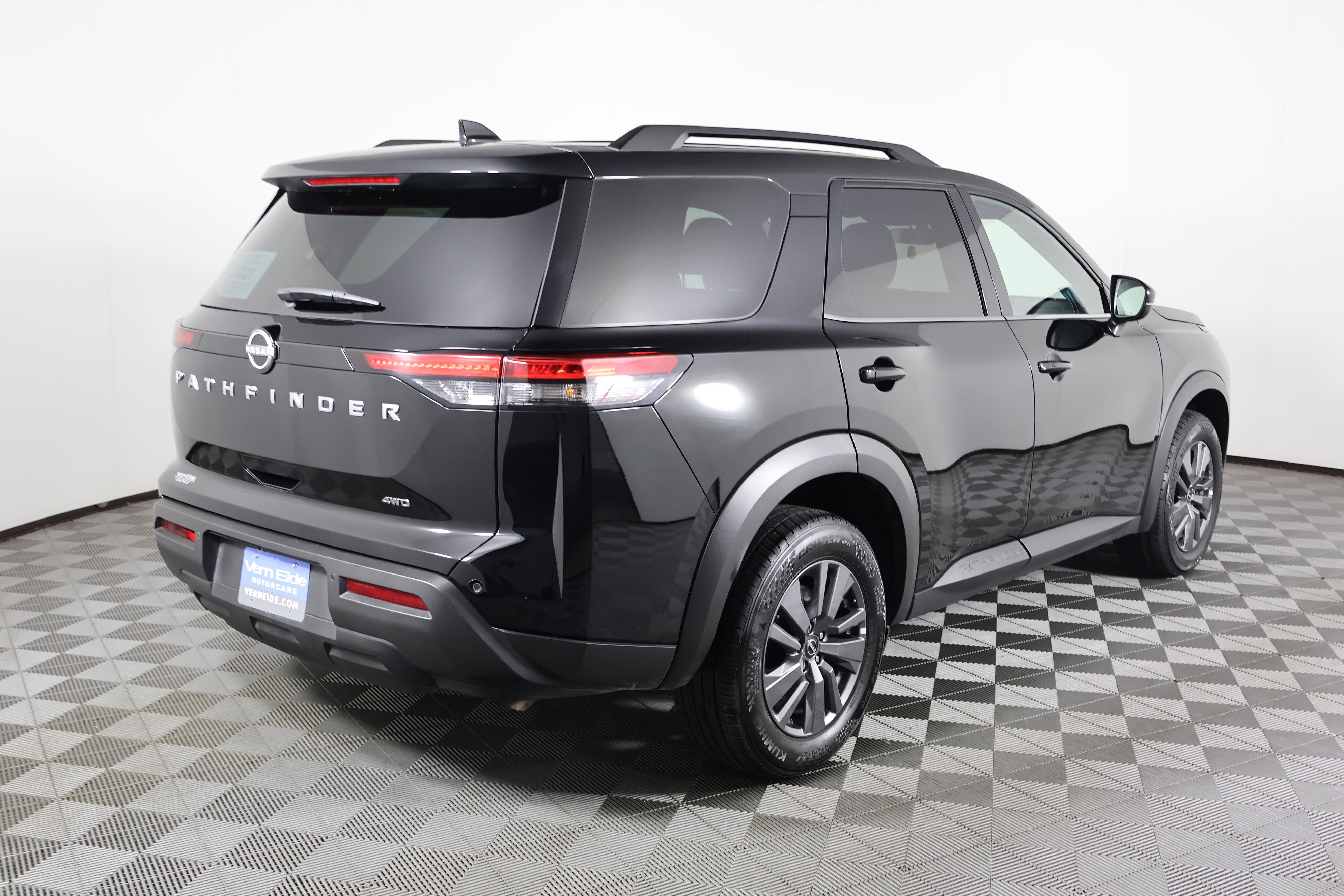 Used 2025 Nissan Pathfinder SV image 6