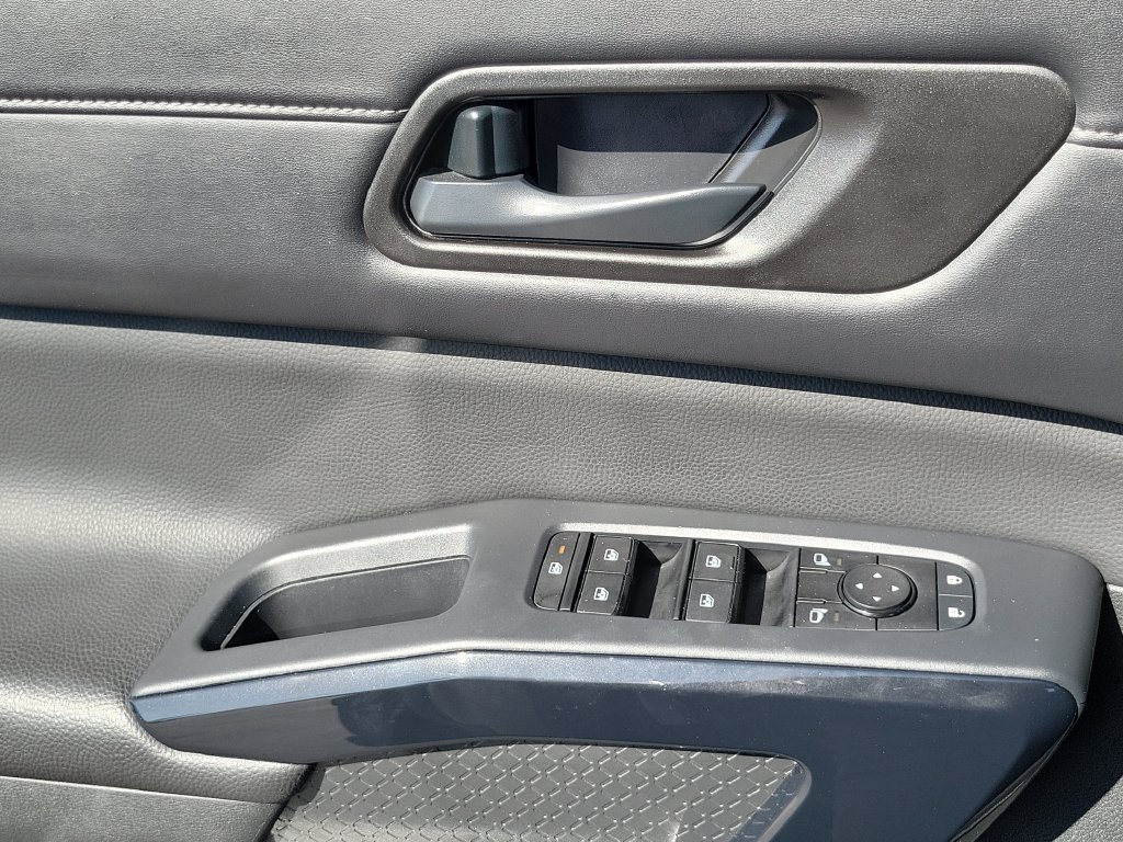 Used 2025 Nissan Pathfinder S FWD image 16