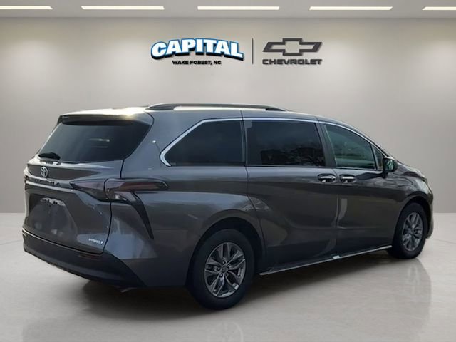 Used 2024 Toyota Sienna XLE image 5