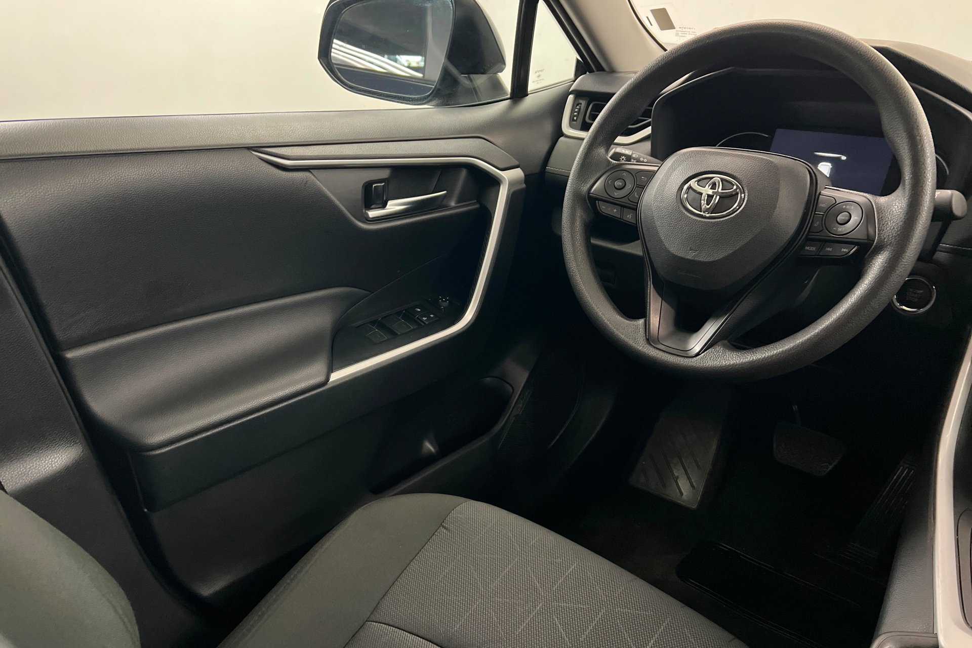 Used 2025 Toyota RAV4 XLE FWD image 12