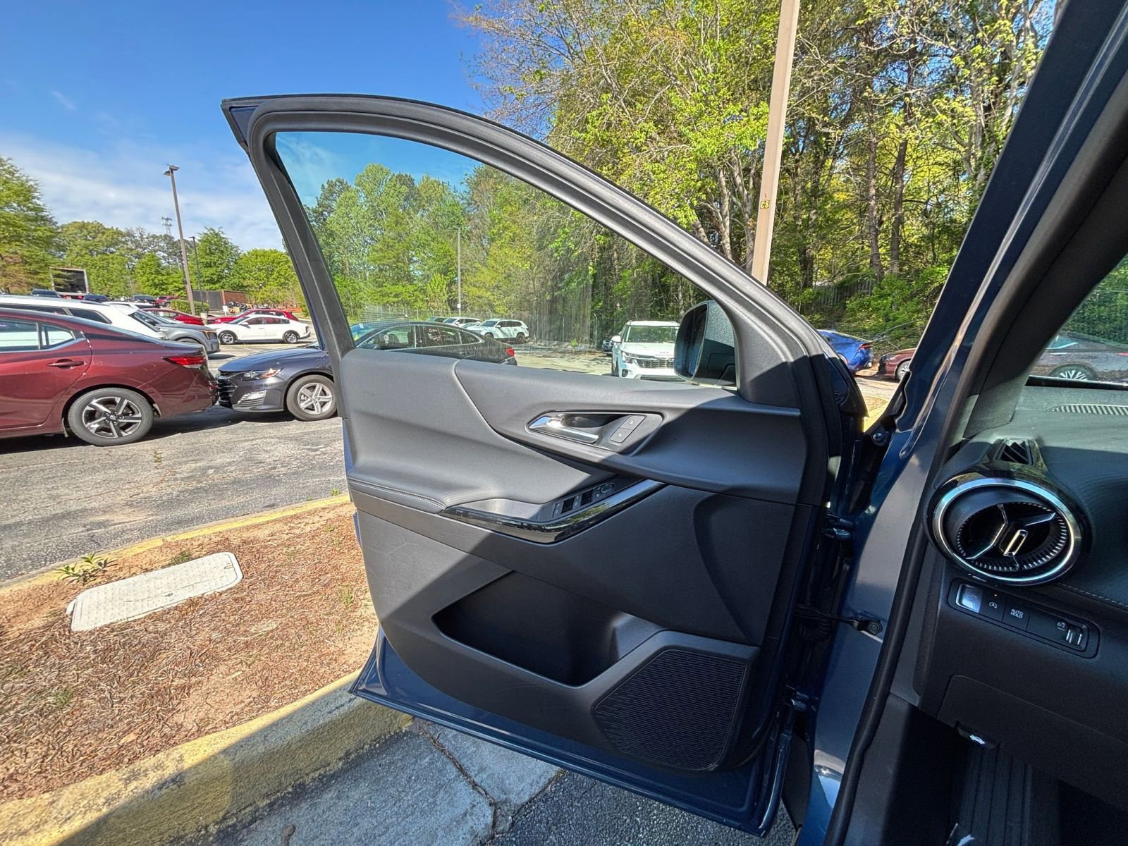 Used 2025 Chevrolet Equinox LT FWD image 18