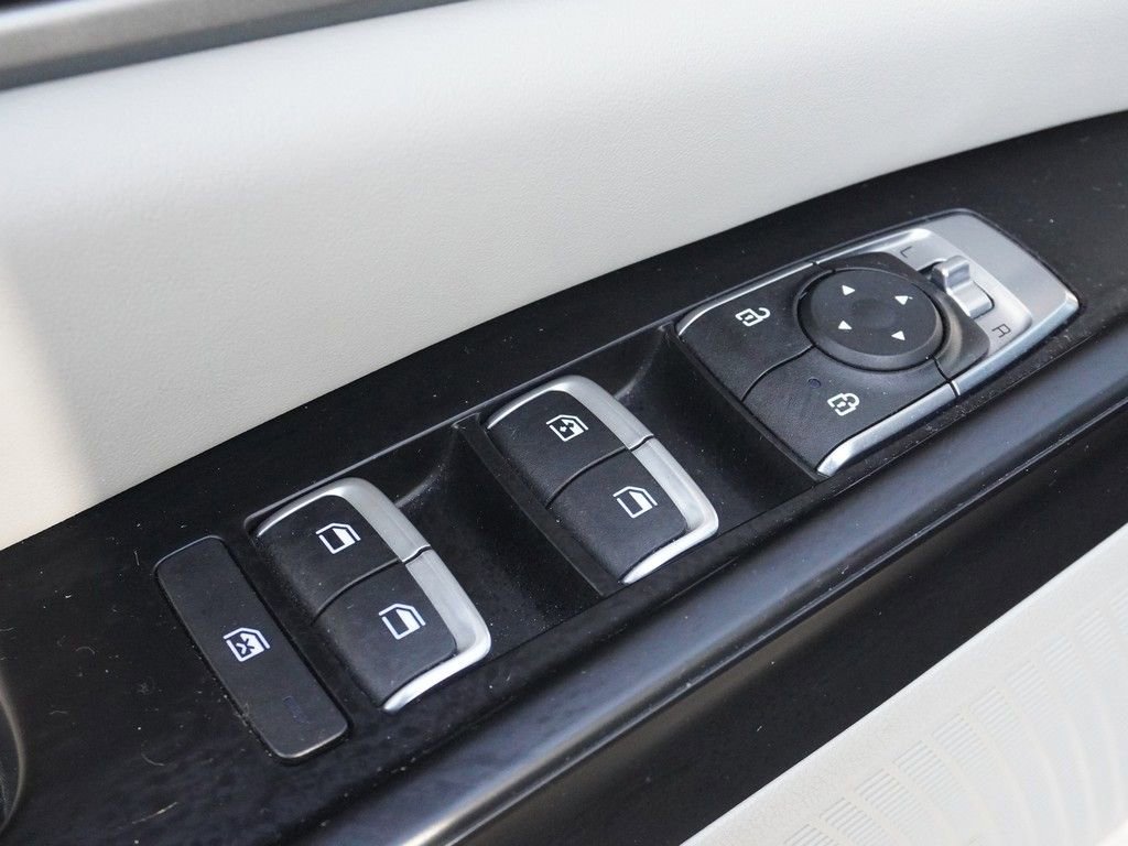 Used 2023 Kia Carnival LX image 35