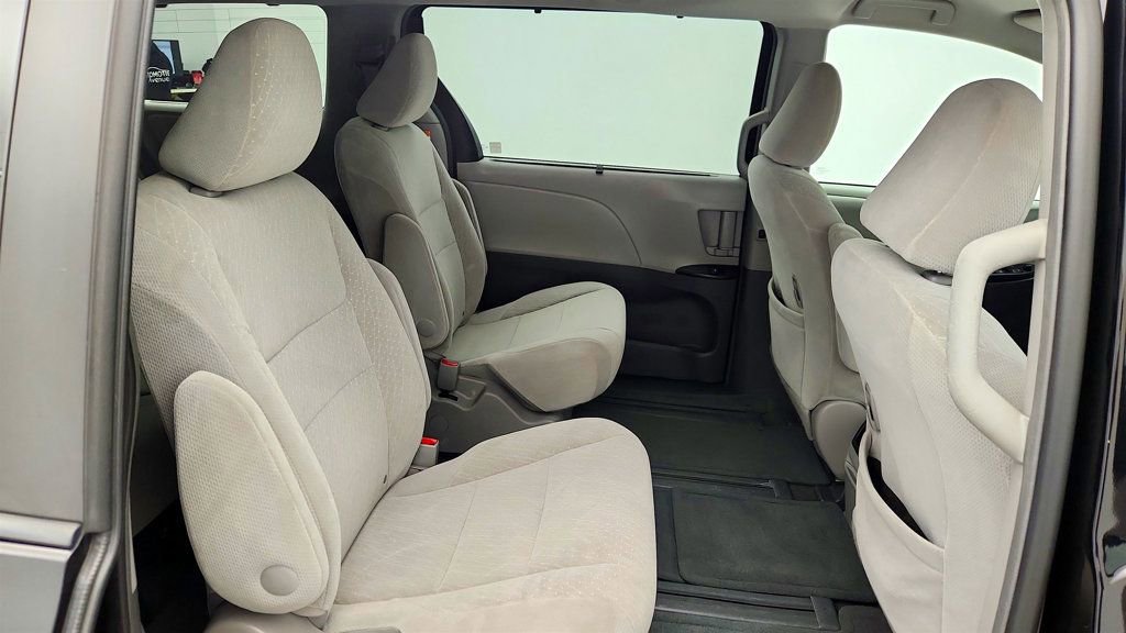 Used 2017 Toyota Sienna LE image 23