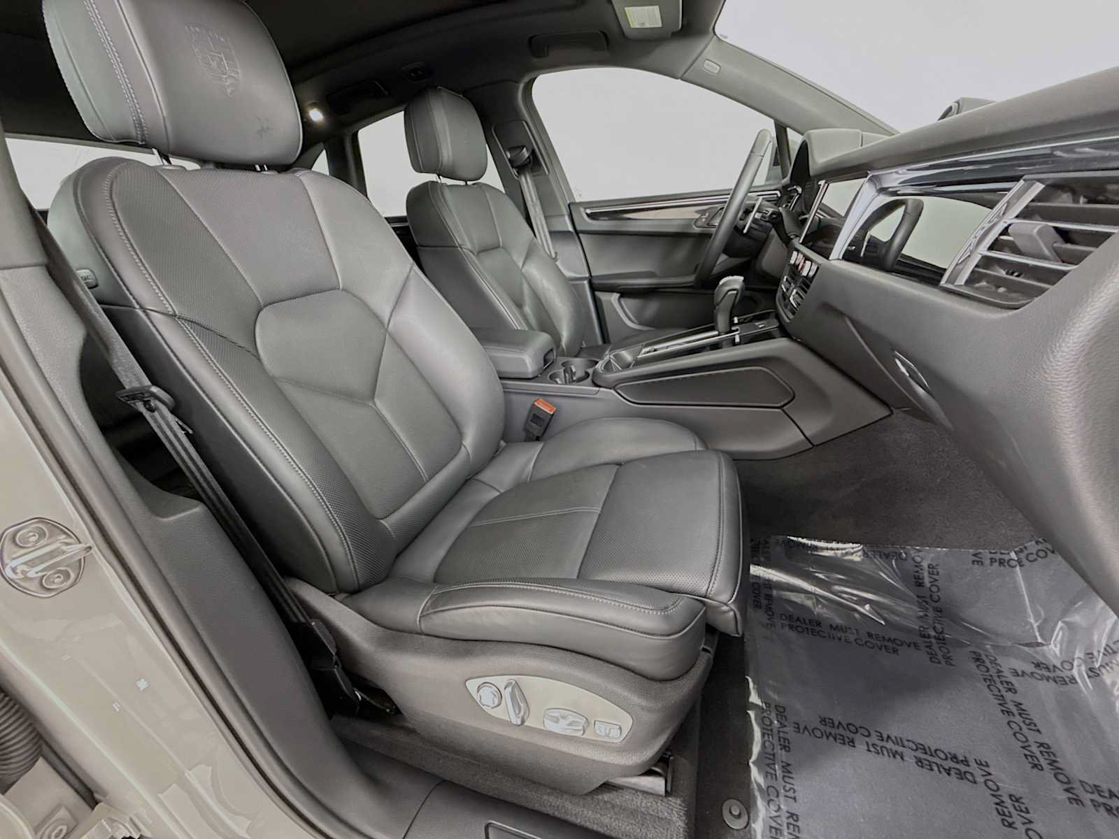 Certified 2025 Porsche Macan AWD/4WD image 29
