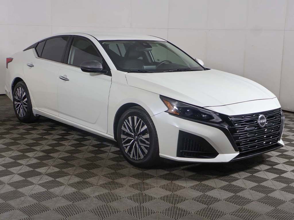 Used 2023 Nissan Altima 2.5 SV FWD image 2