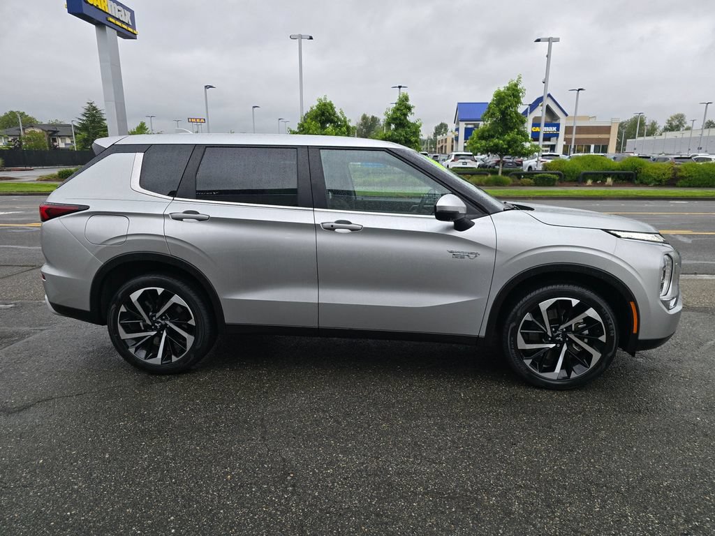 Used 2023 Mitsubishi Outlander 4WD Plug-In Hybrid image 4