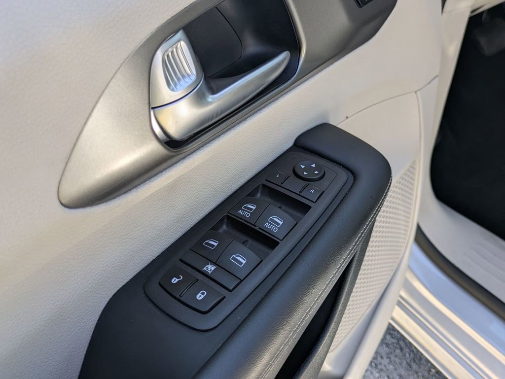 Used 2024 Chrysler Pacifica Touring-L image 12