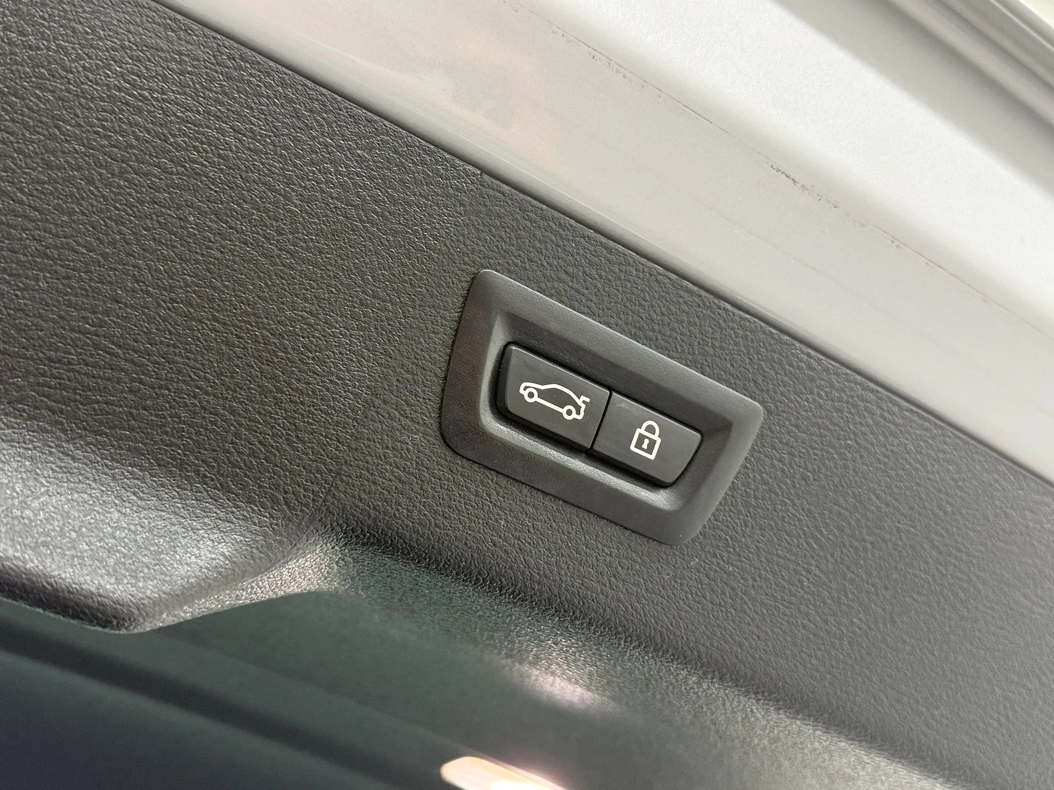 Used 2019 BMW X6 xDrive50i w/ M Sport Package image 39