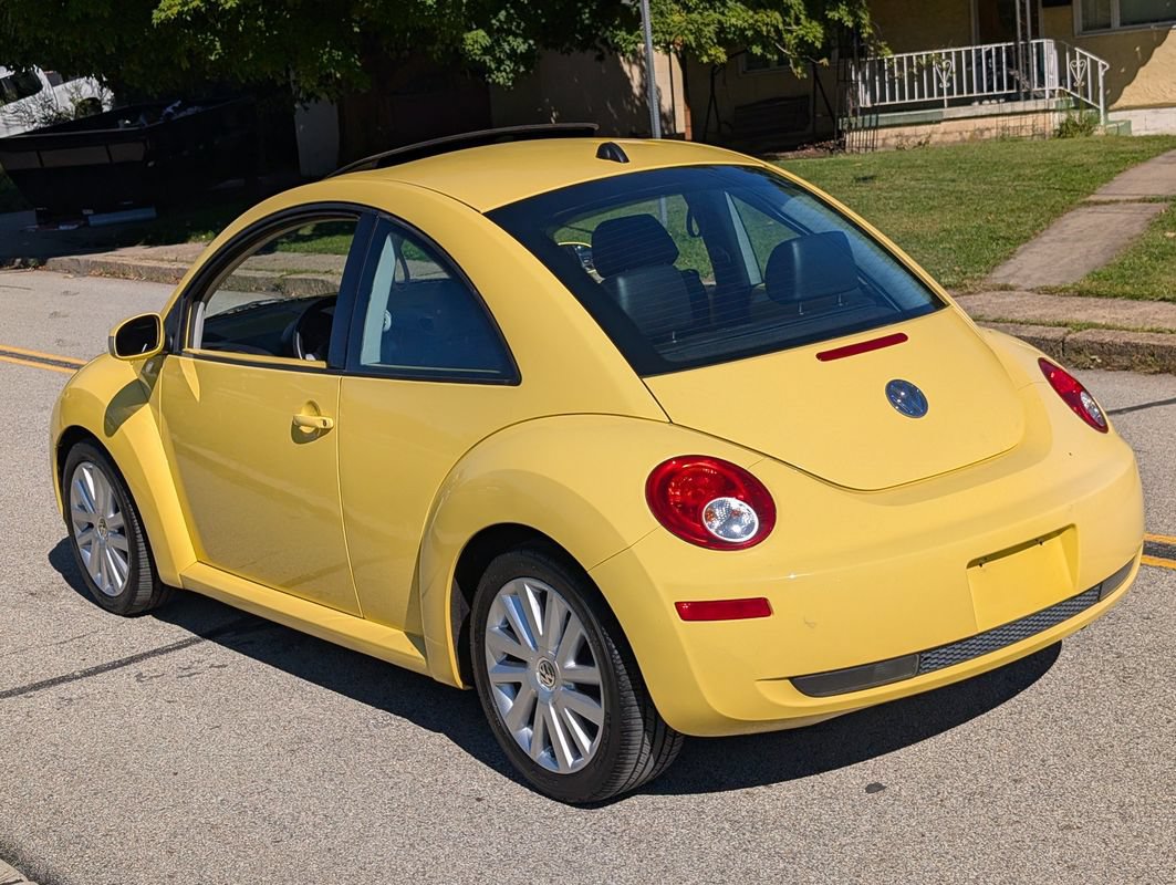 Used 2008 Volkswagen Beetle SE FWD image 11