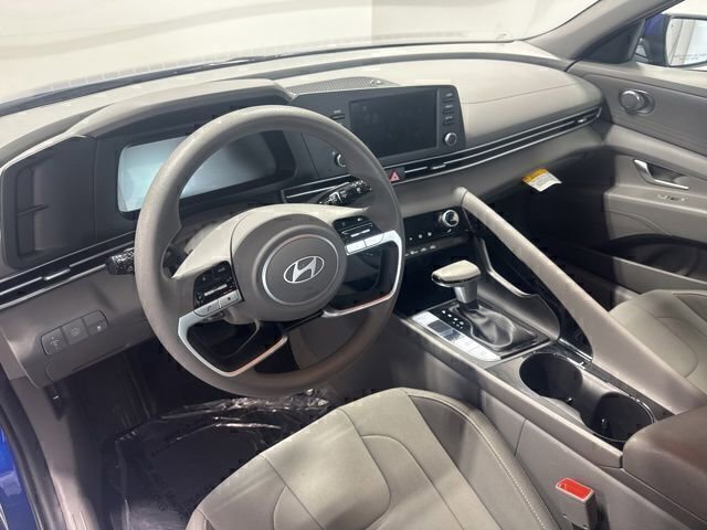 Used 2025 Hyundai Elantra Hybrid FWD image 13