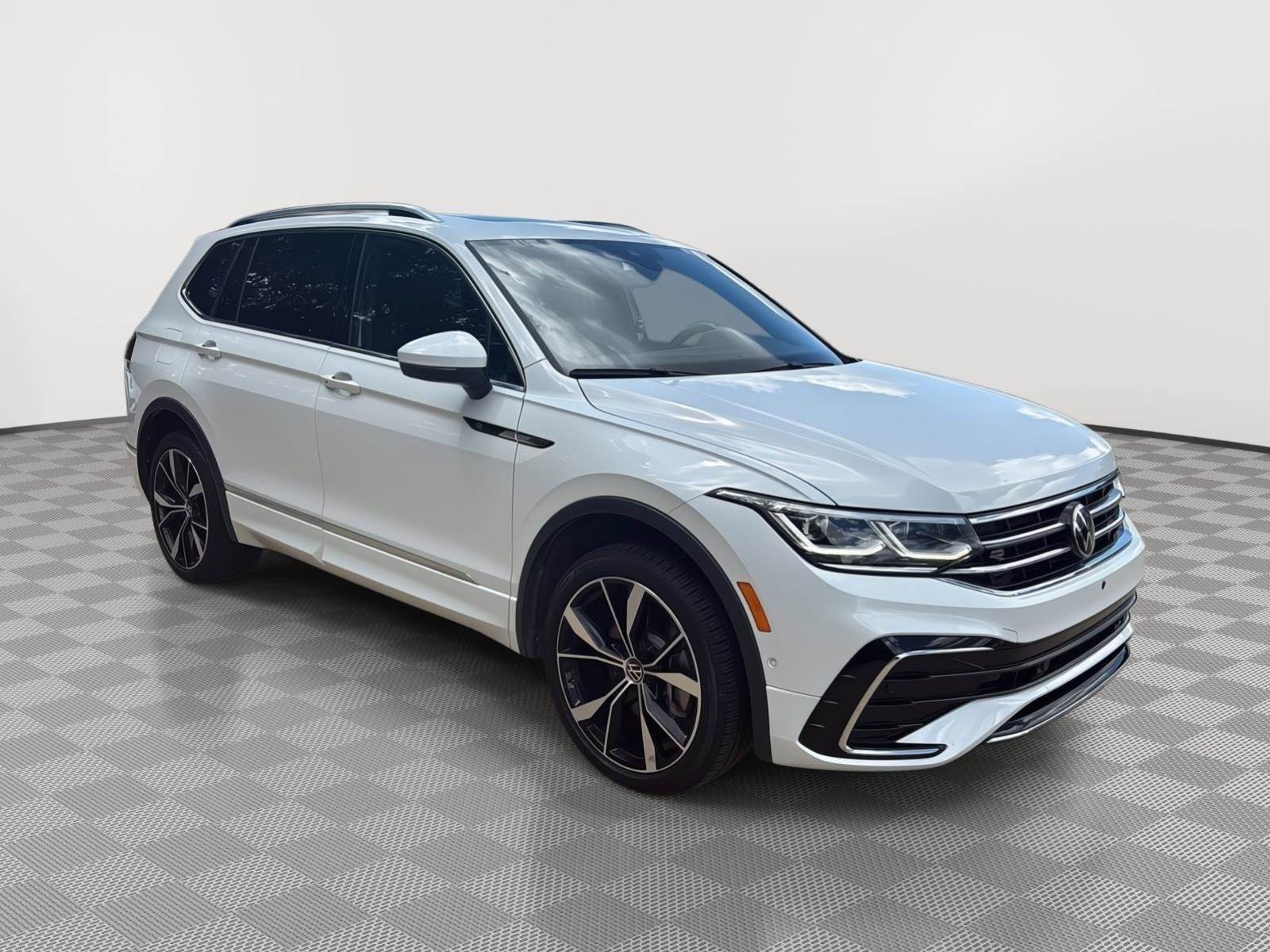 Used 2024 Volkswagen Tiguan SEL R-Line w/ MDO Package, Two-Row image 7