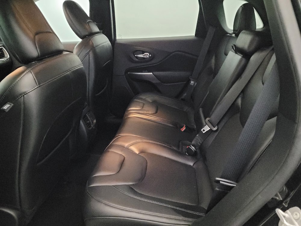 Used 2020 Jeep Cherokee Latitude Plus w/ Cold Weather Group AWD/4WD image 18