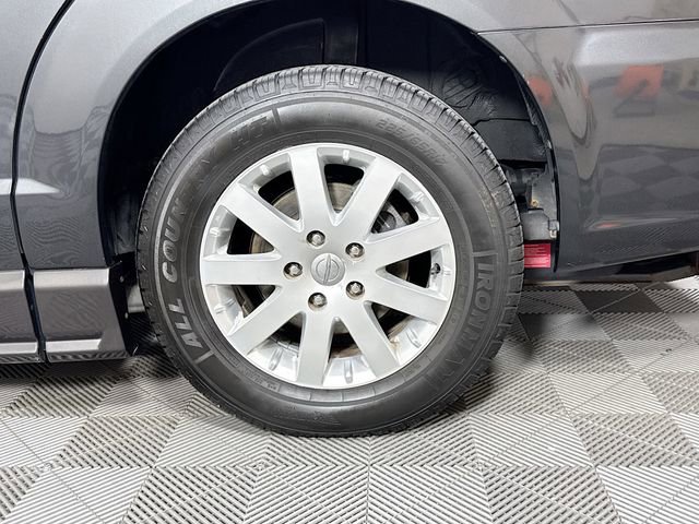 Used 2011 Chrysler Town & Country Touring-L w/ Entertainment Group #2 FWD image 4