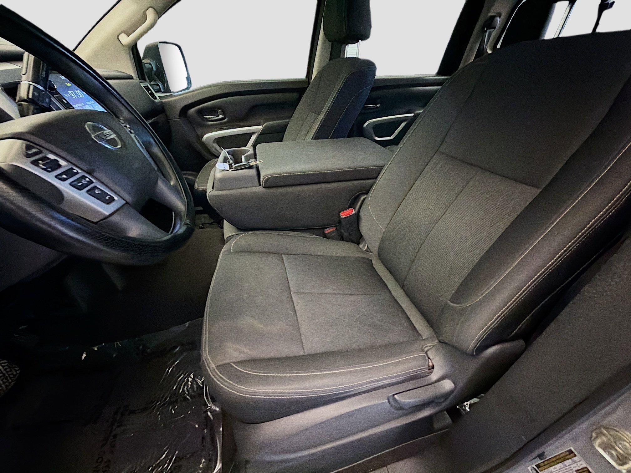 Used 2018 Nissan Titan SV image 11