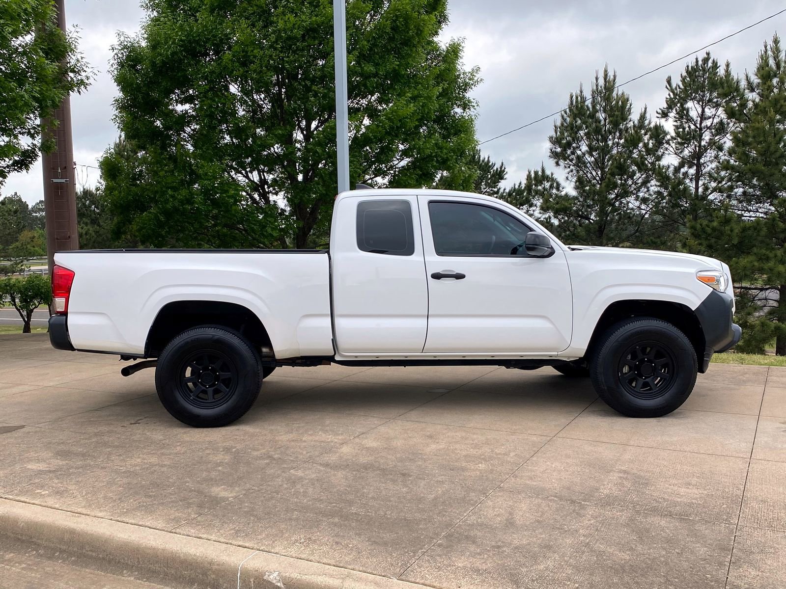 Used 2017 Toyota Tacoma SR image 7