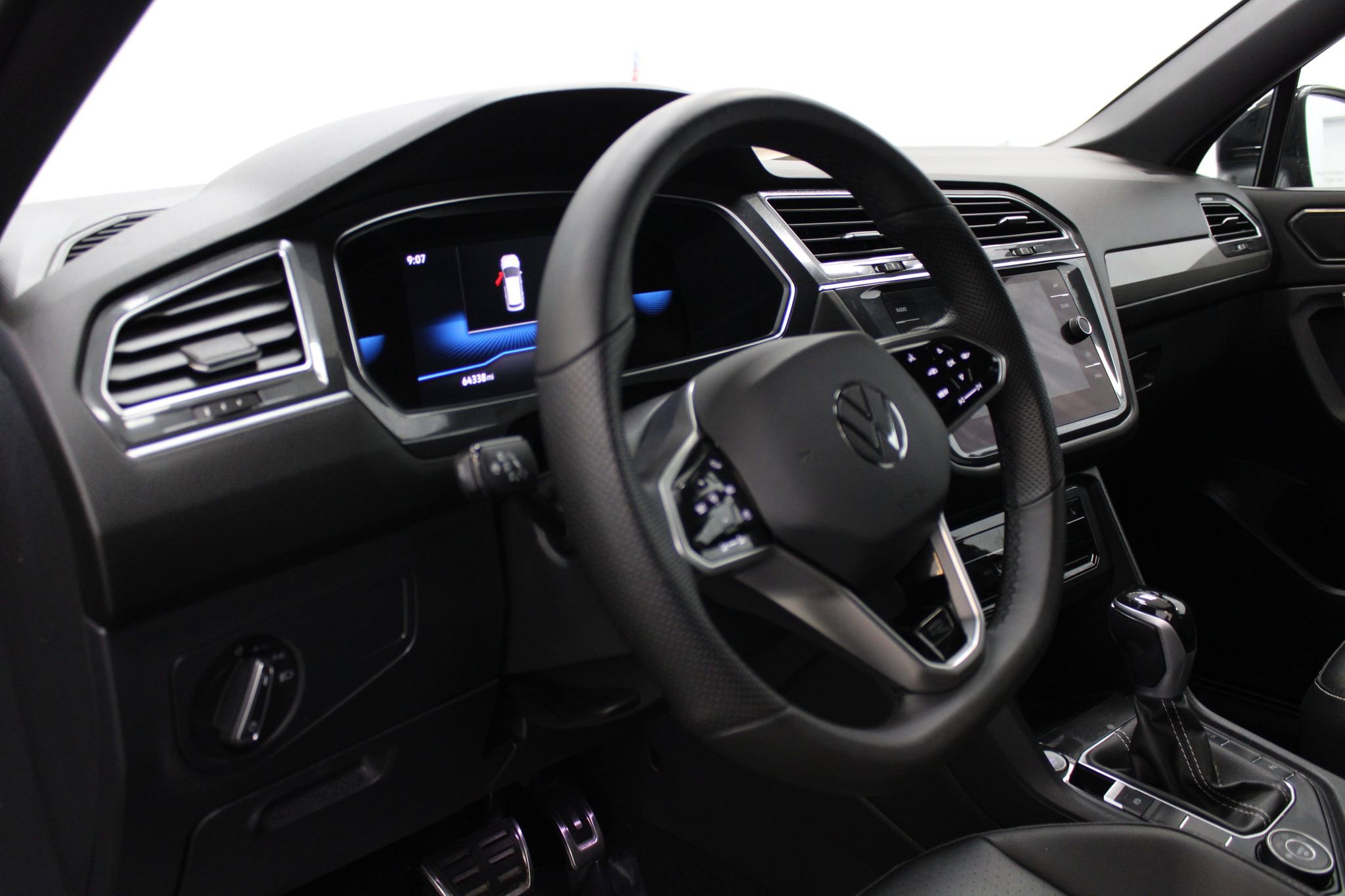 Used 2022 Volkswagen Tiguan SE R-Line image 10