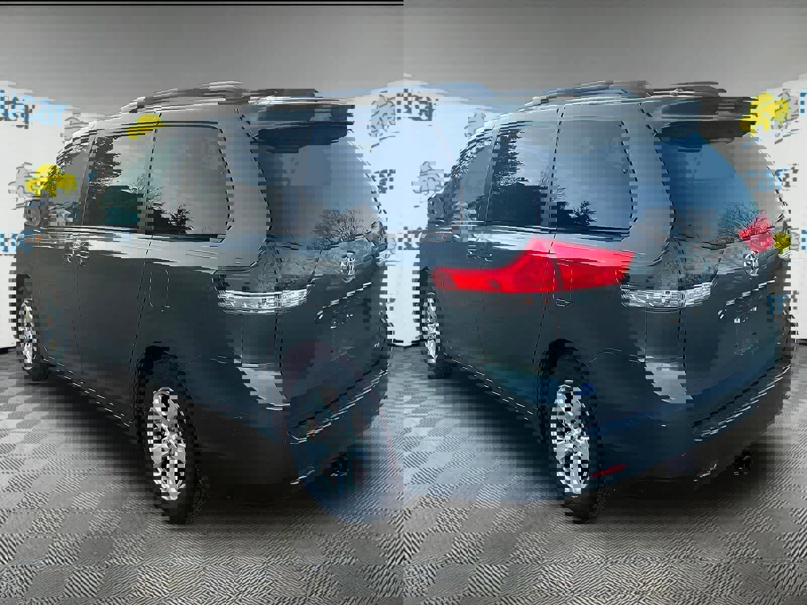 Used 2011 Toyota Sienna LE w/ Towing Pkg image 3