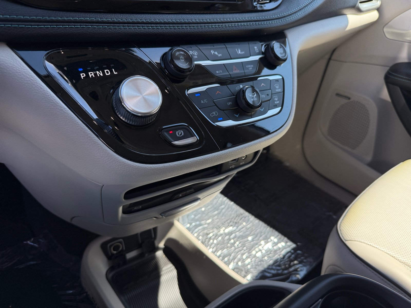 Used 2018 Chrysler Pacifica Limited w/ Advanced Safetytec Group FWD image 13