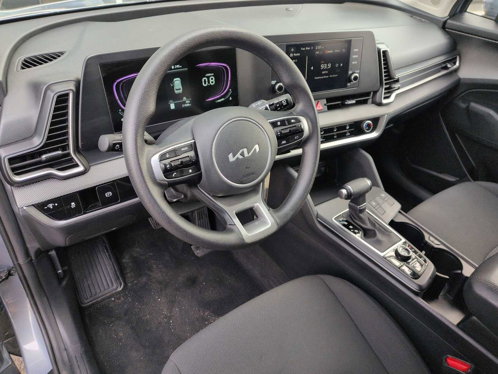 Used 2025 Kia Sportage LX image 2