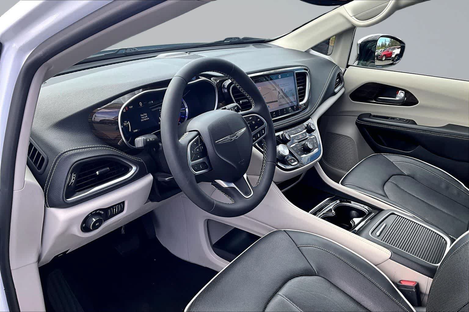 Used 2023 Chrysler Pacifica Limited FWD image 2