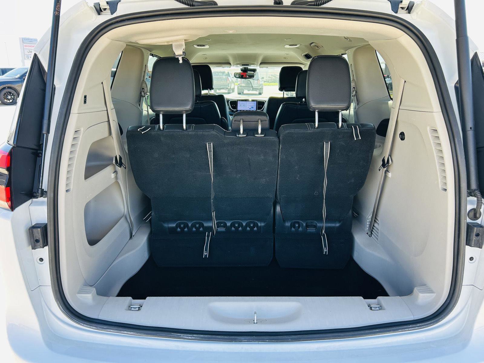 Used 2022 Chrysler Pacifica Touring-L FWD image 27