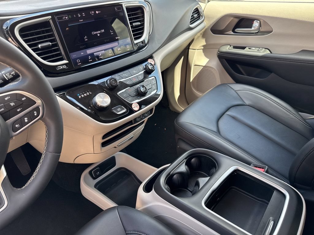 Used 2024 Chrysler Pacifica Touring-L FWD image 35