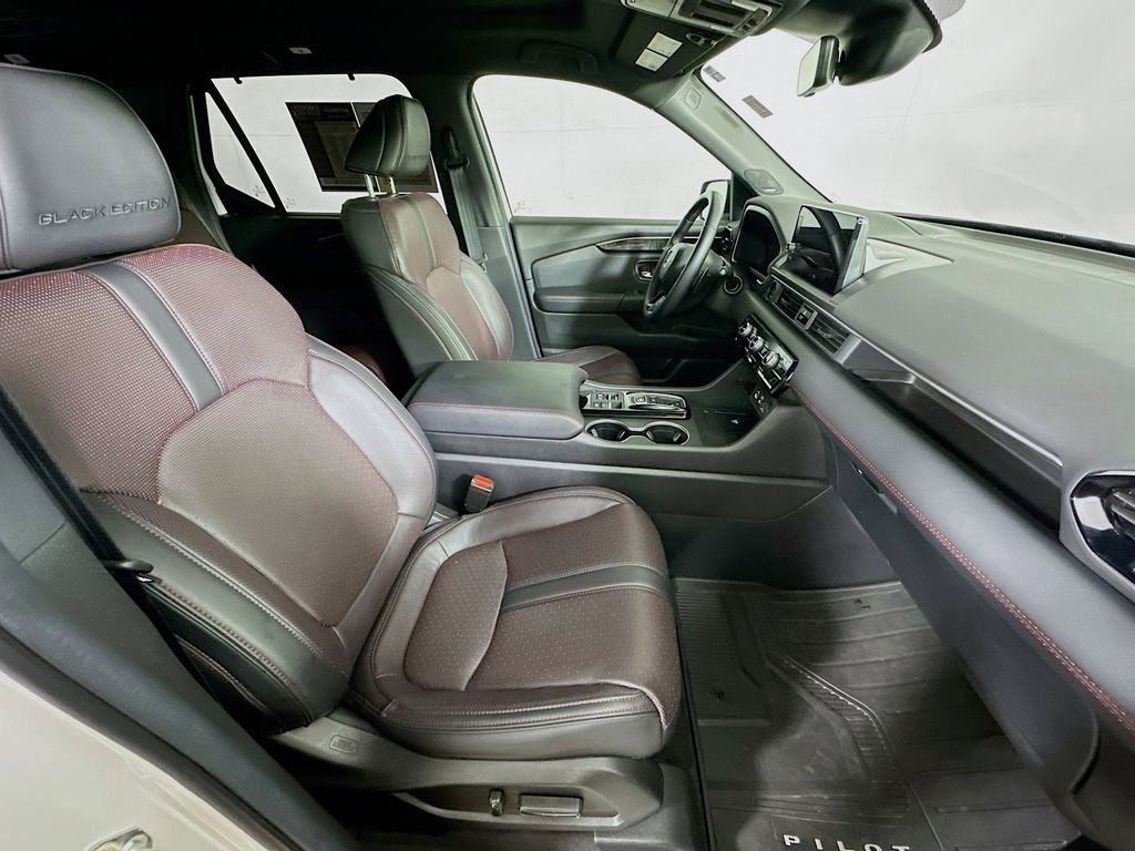 Used 2025 Honda Pilot Black Edition image 12