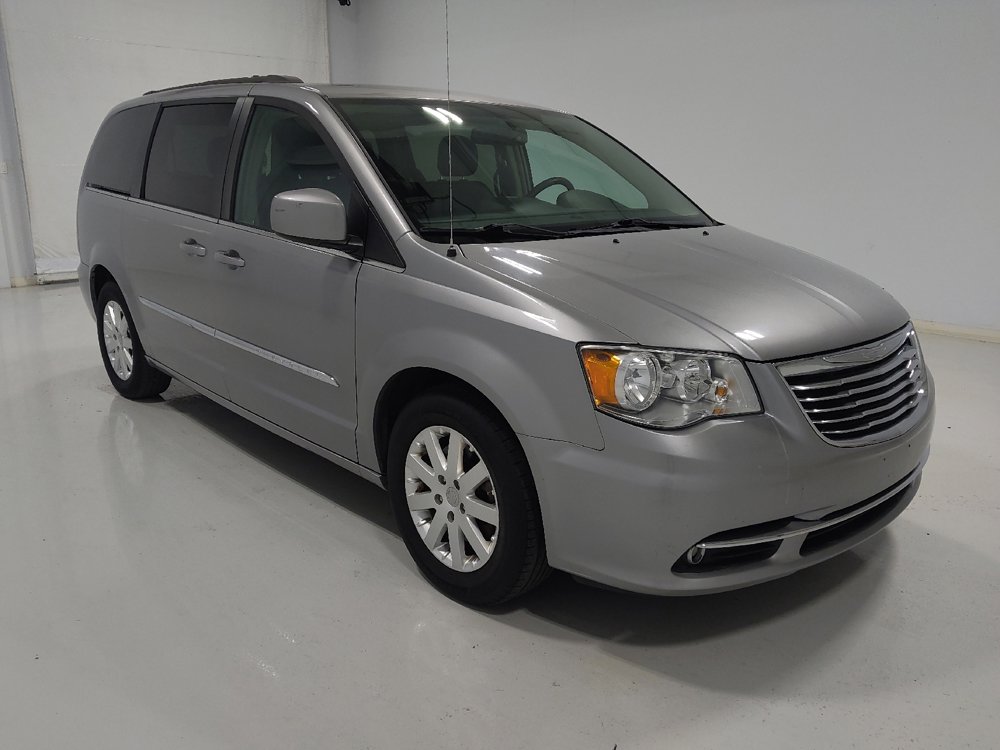 Used 2016 Chrysler Town & Country Touring image 13