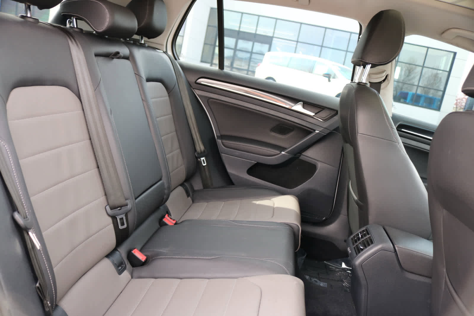 Used 2015 Volkswagen Golf S FWD image 22