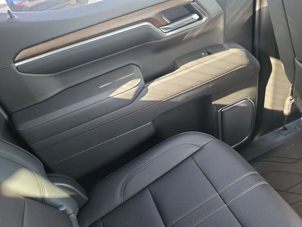 Used 2025 Chevrolet Silverado 1500 High Country w/ High Country Premium Package AWD/4WD image 15