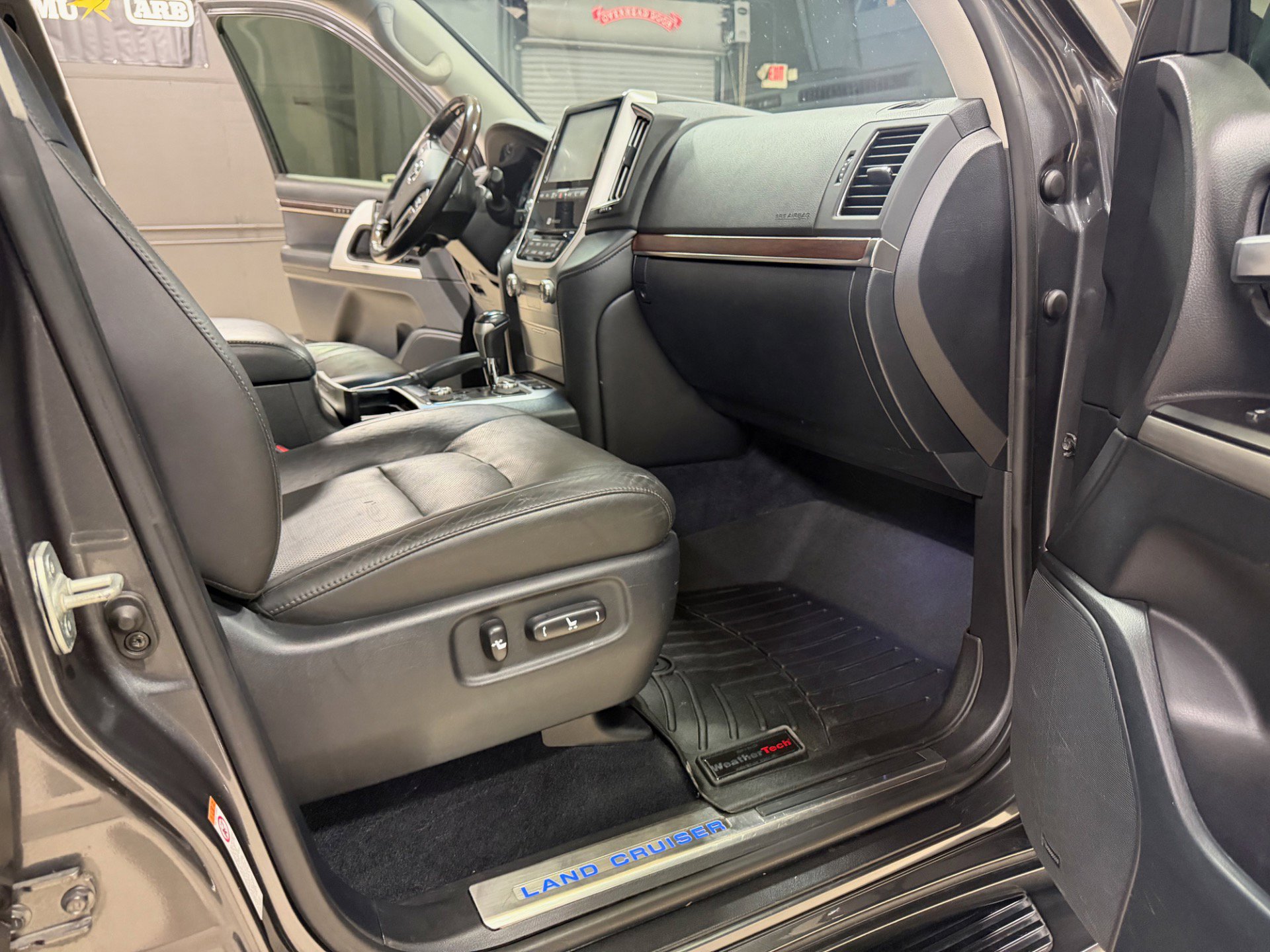 Used 2016 Toyota Land Cruiser AWD/4WD image 27