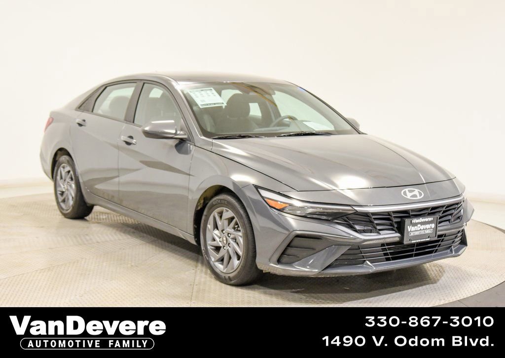 Used 2024 Hyundai Elantra SEL image 1