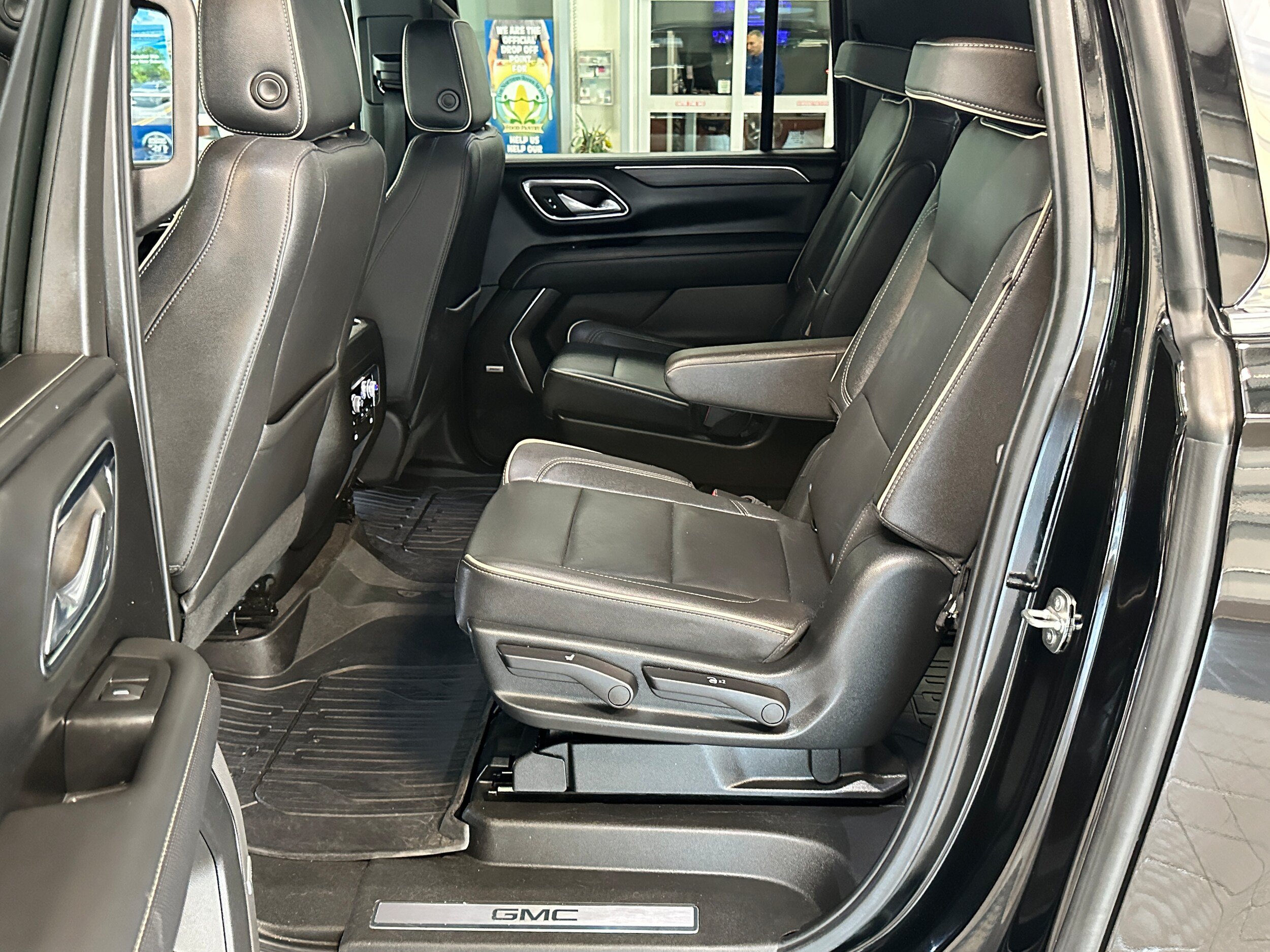 Used 2023 GMC Yukon XL SLT w/ SLT Premium Package AWD/4WD image 7