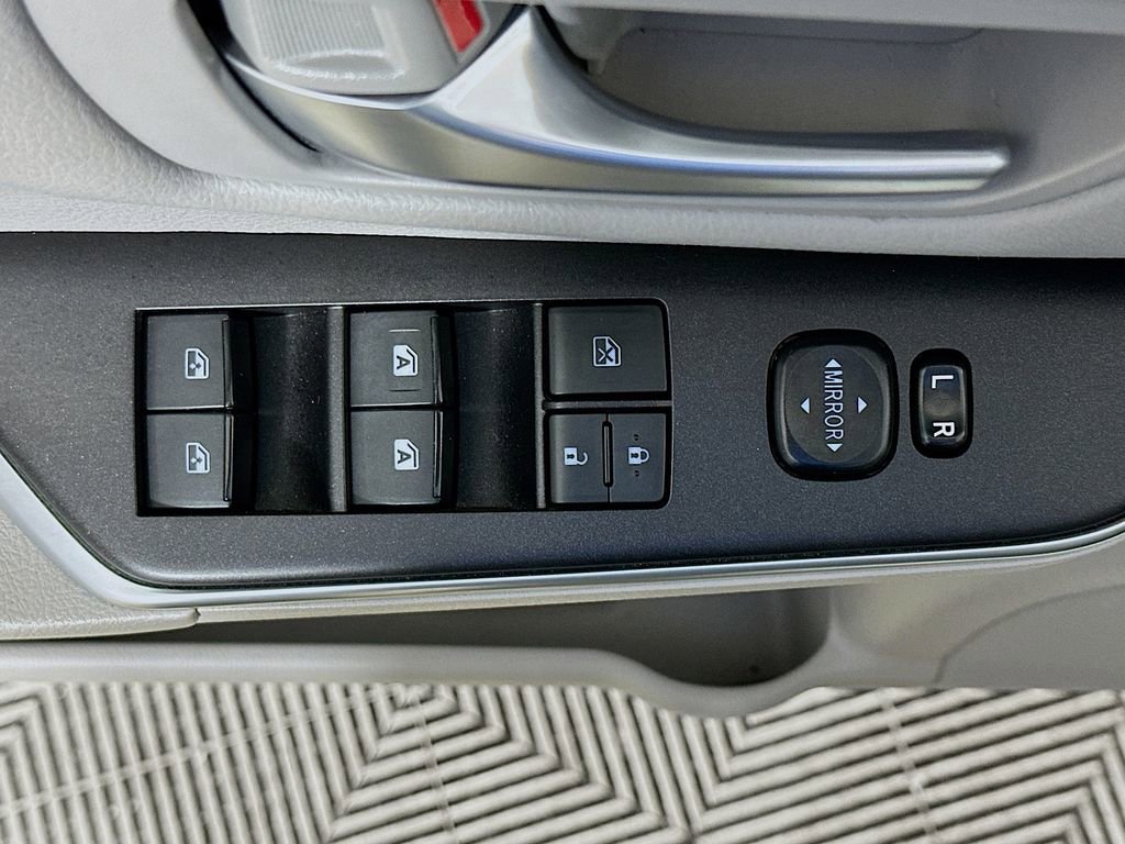 Used 2017 Toyota Camry SE w/ Moonroof Package image 22