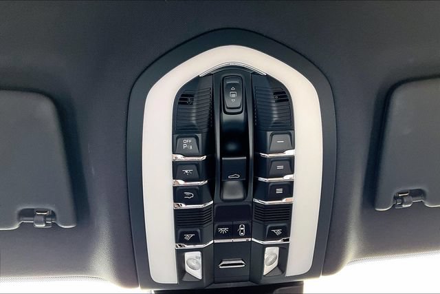 Used 2025 Porsche Macan AWD/4WD image 16
