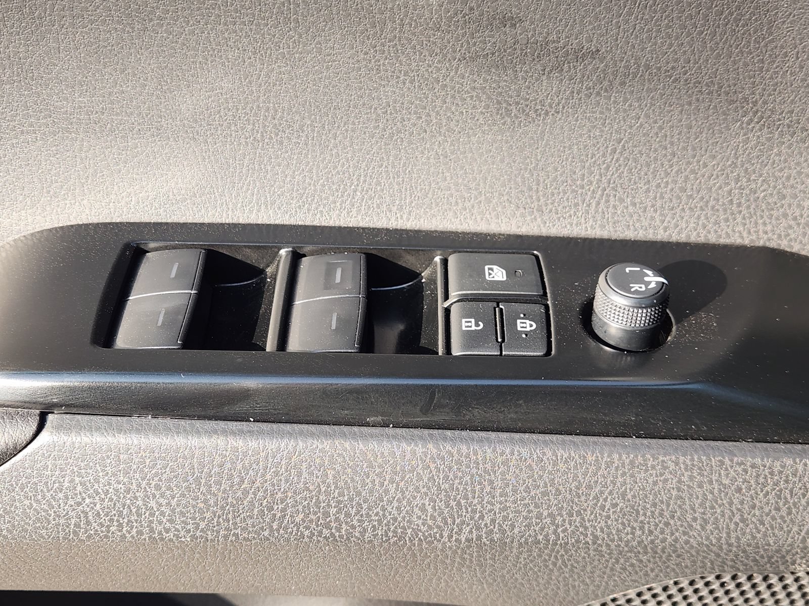 Used 2025 Toyota Camry SE w/ Convenience Package FWD image 28