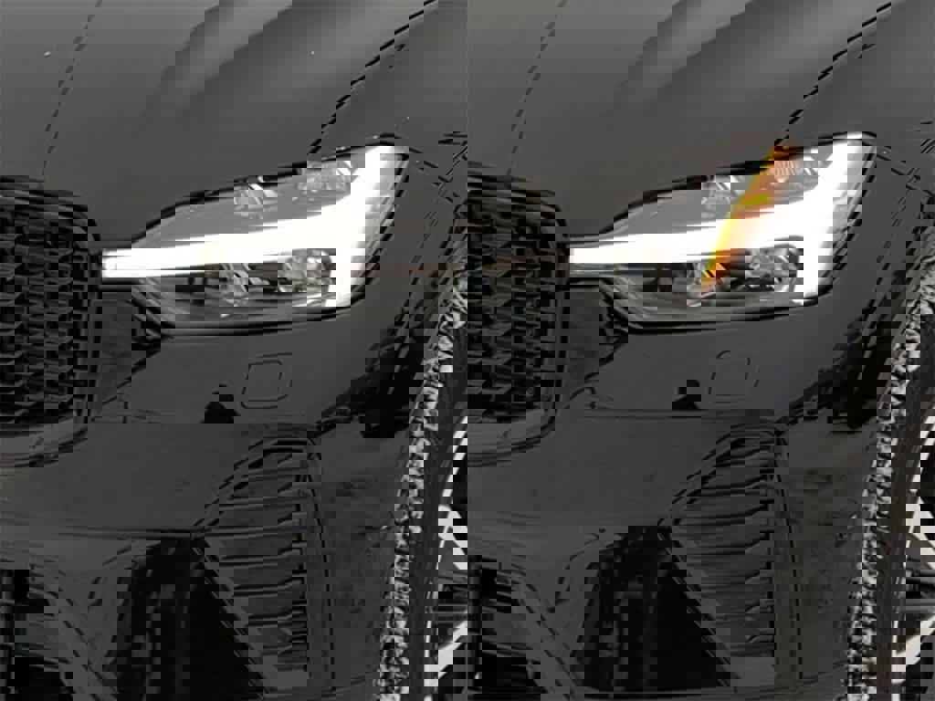 Used 2025 Volvo XC60 B5 Ultra image 10