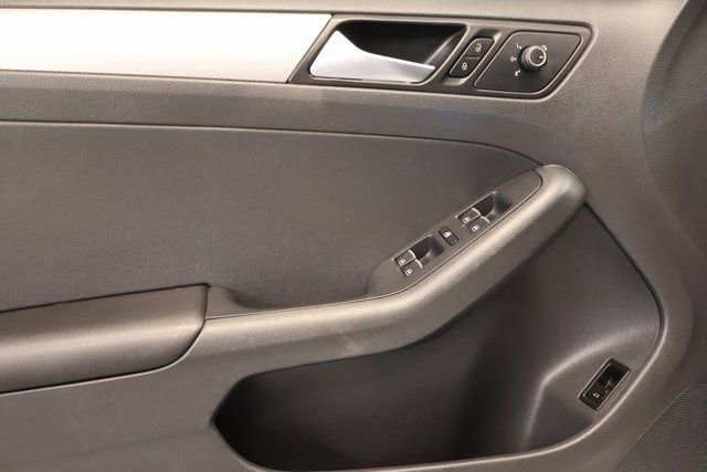 Used 2015 Volkswagen Jetta SE image 9
