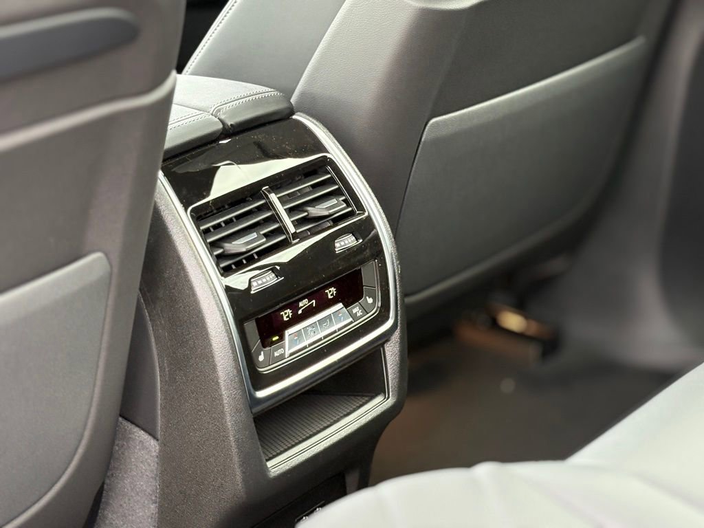 Used 2026 BMW X7 xDrive40i w/ M Sport Package image 21