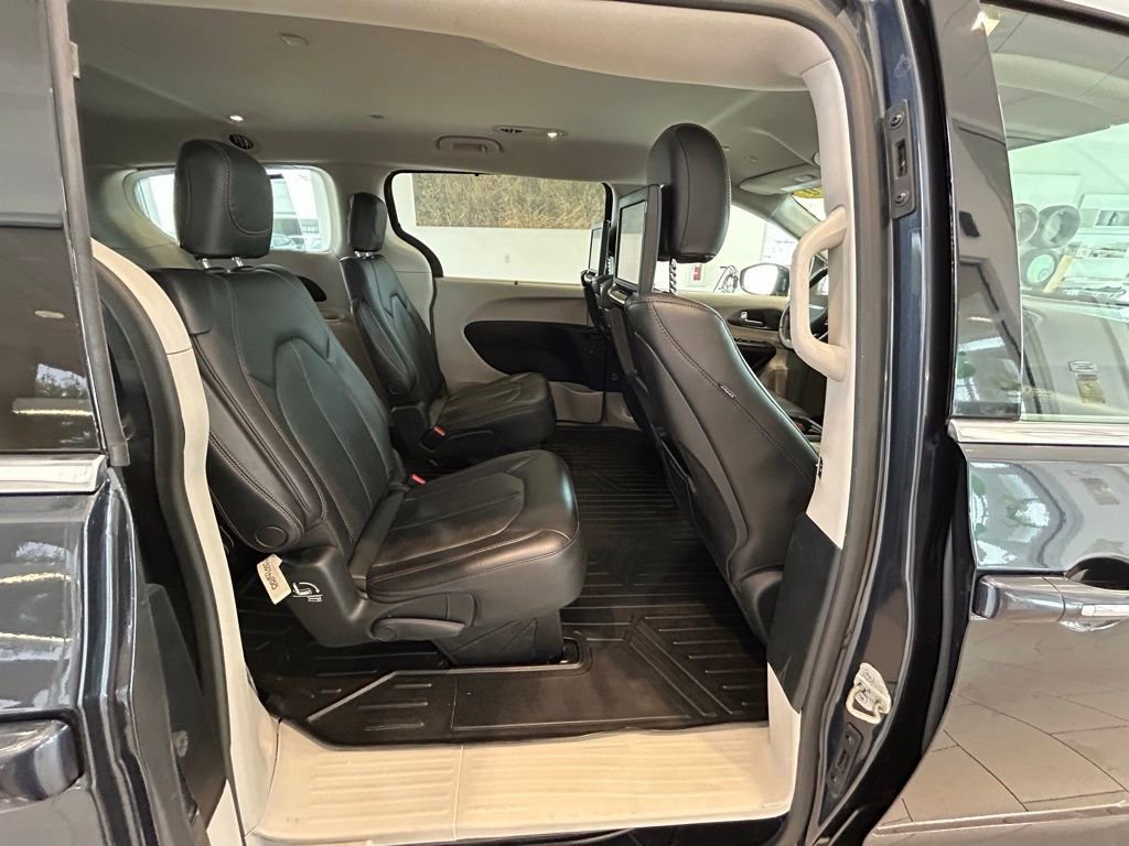 Used 2020 Chrysler Pacifica Touring-L Plus FWD image 39