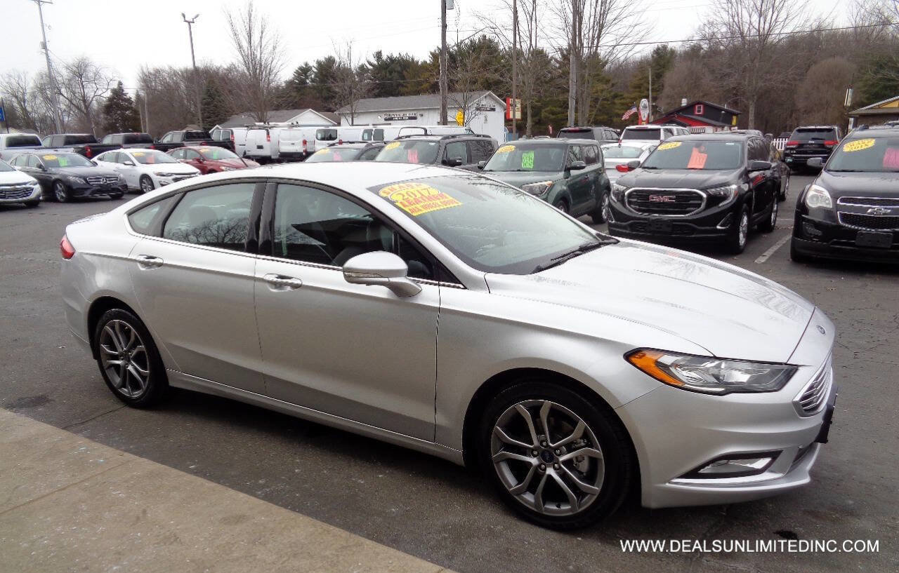 Used 2017 Ford Fusion SE image 2