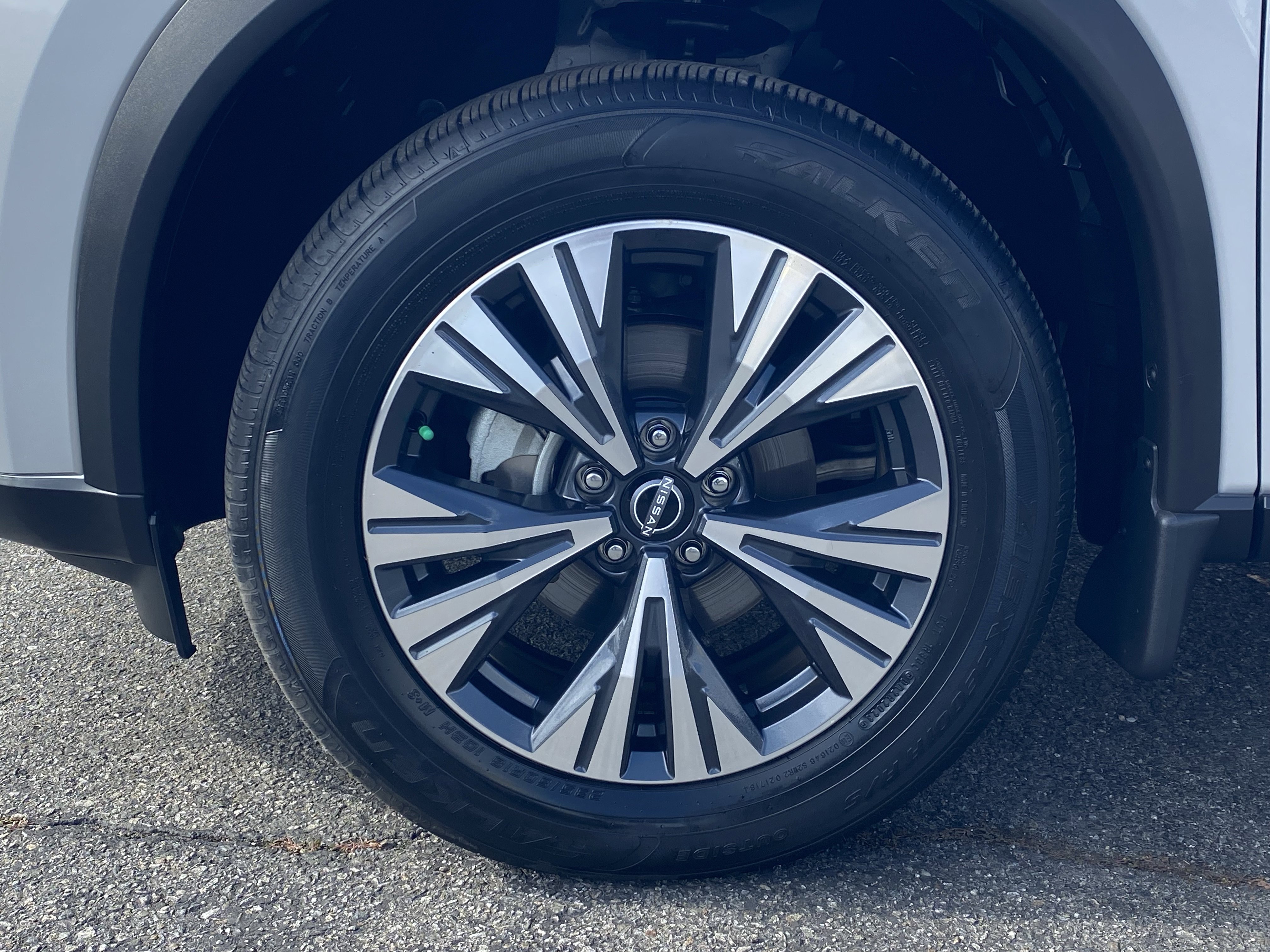 Used 2023 Nissan Rogue SV w/ SV Premium B Package image 9