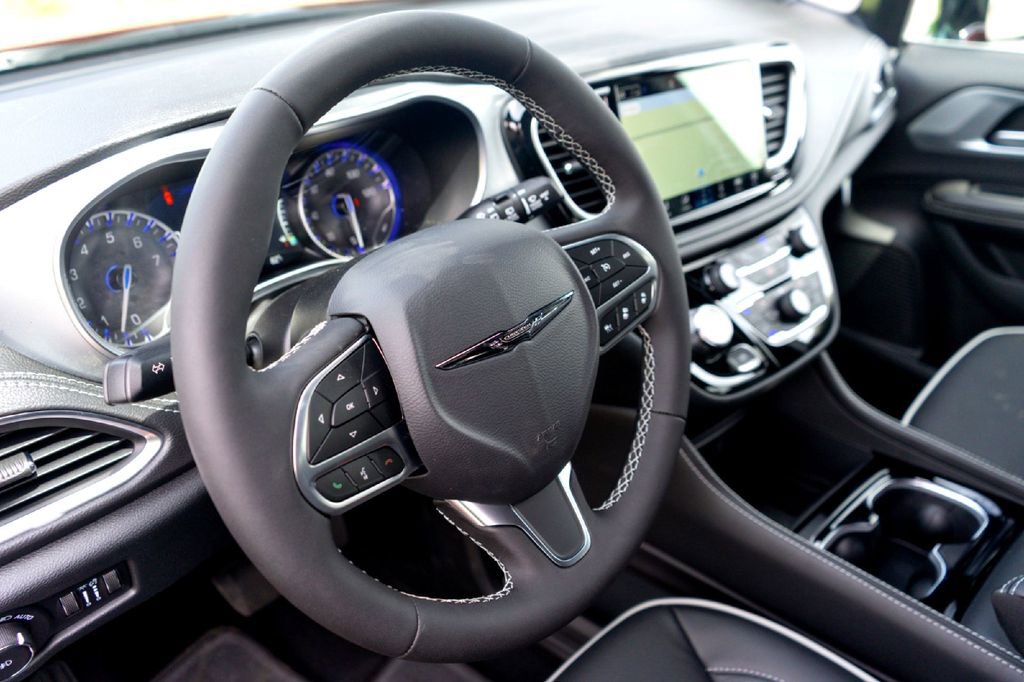 New 2026 Chrysler Pacifica Limited FWD image 9