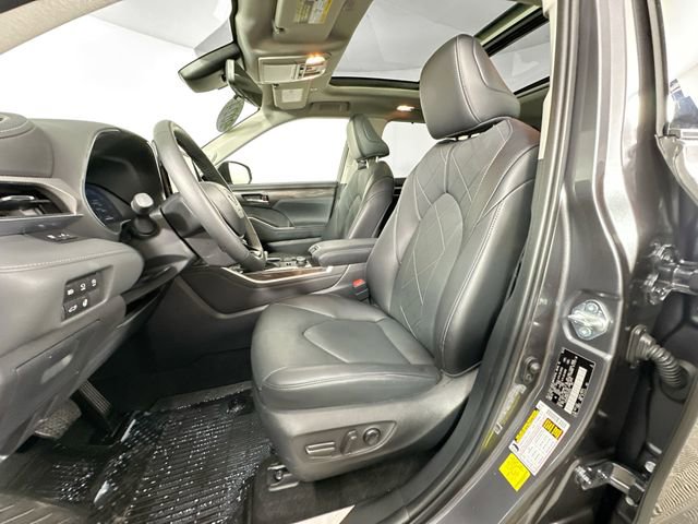 Used 2024 Toyota Highlander Platinum image 17